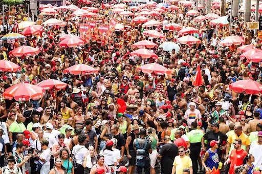 Carnaval e calorão: veja como manter a boa saúde durante a folia