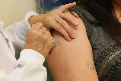 Casos de gripe e pneumonia aumentam no inverno e autoridades alertam para a importância da vacinação