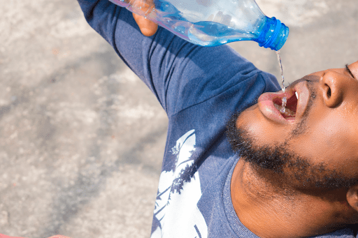 Dias mais secos reforçam a importância de beber água e manter o rins saudáveis