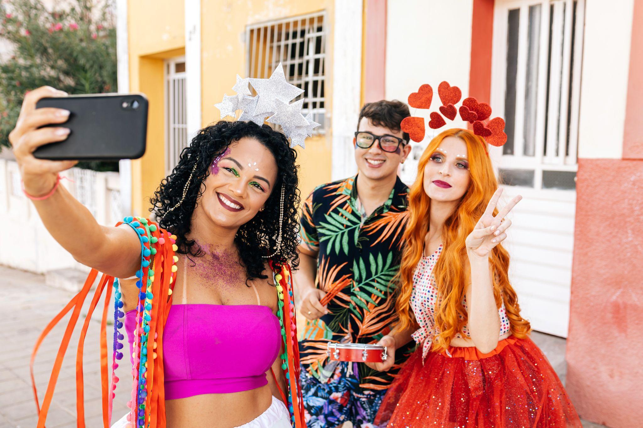 Maquiagem de Carnaval: Especialista dá dicas sobre o que usar e como remover os produtos sem prejudicar a pele