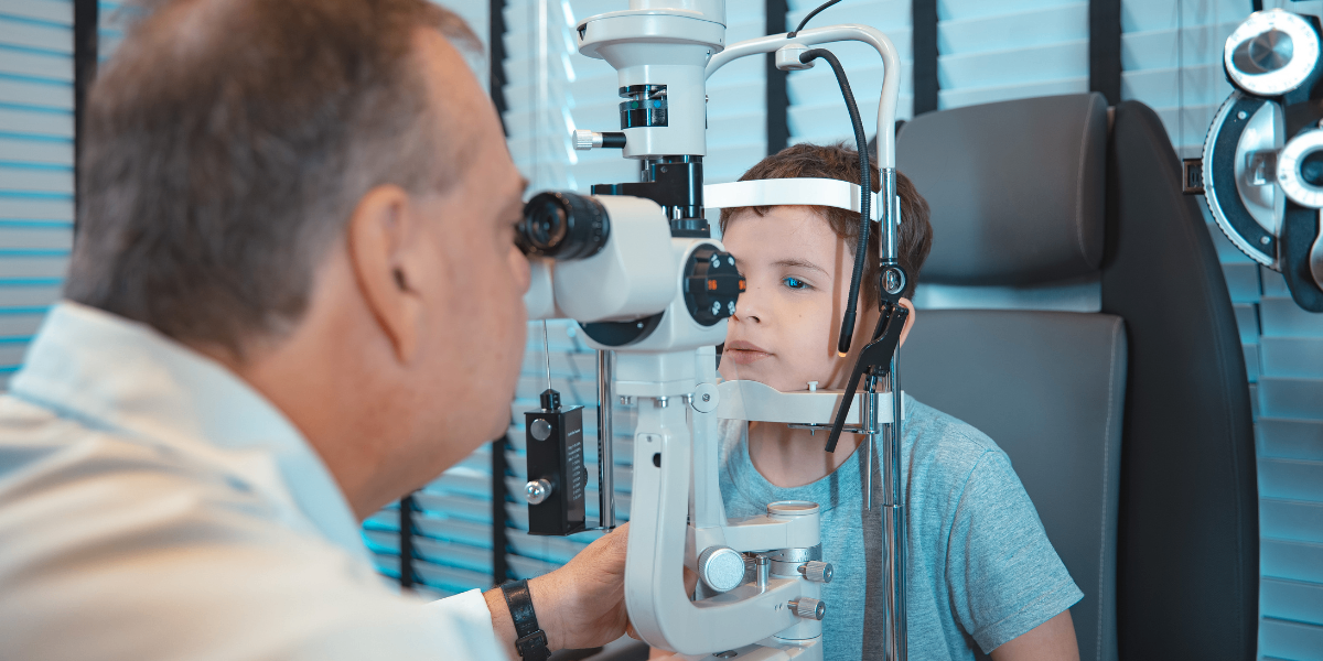Médico realizando exame ocular em criança para avaliação de miopia severa