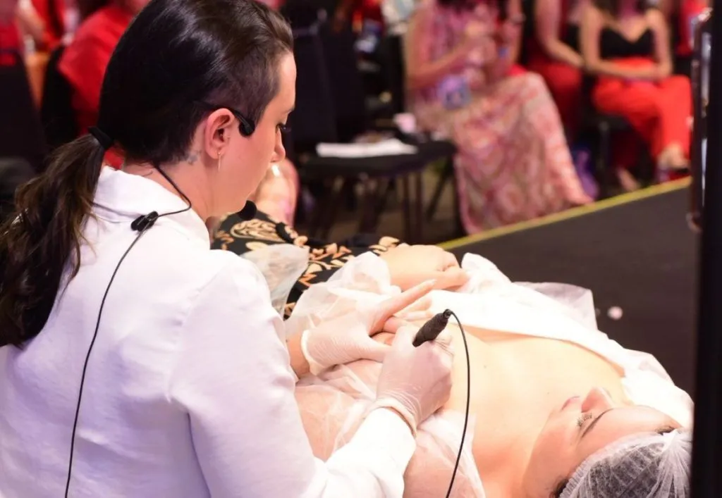 Tatuagem paramédica de aréola devolve autoestima a mulheres após o câncer de mama