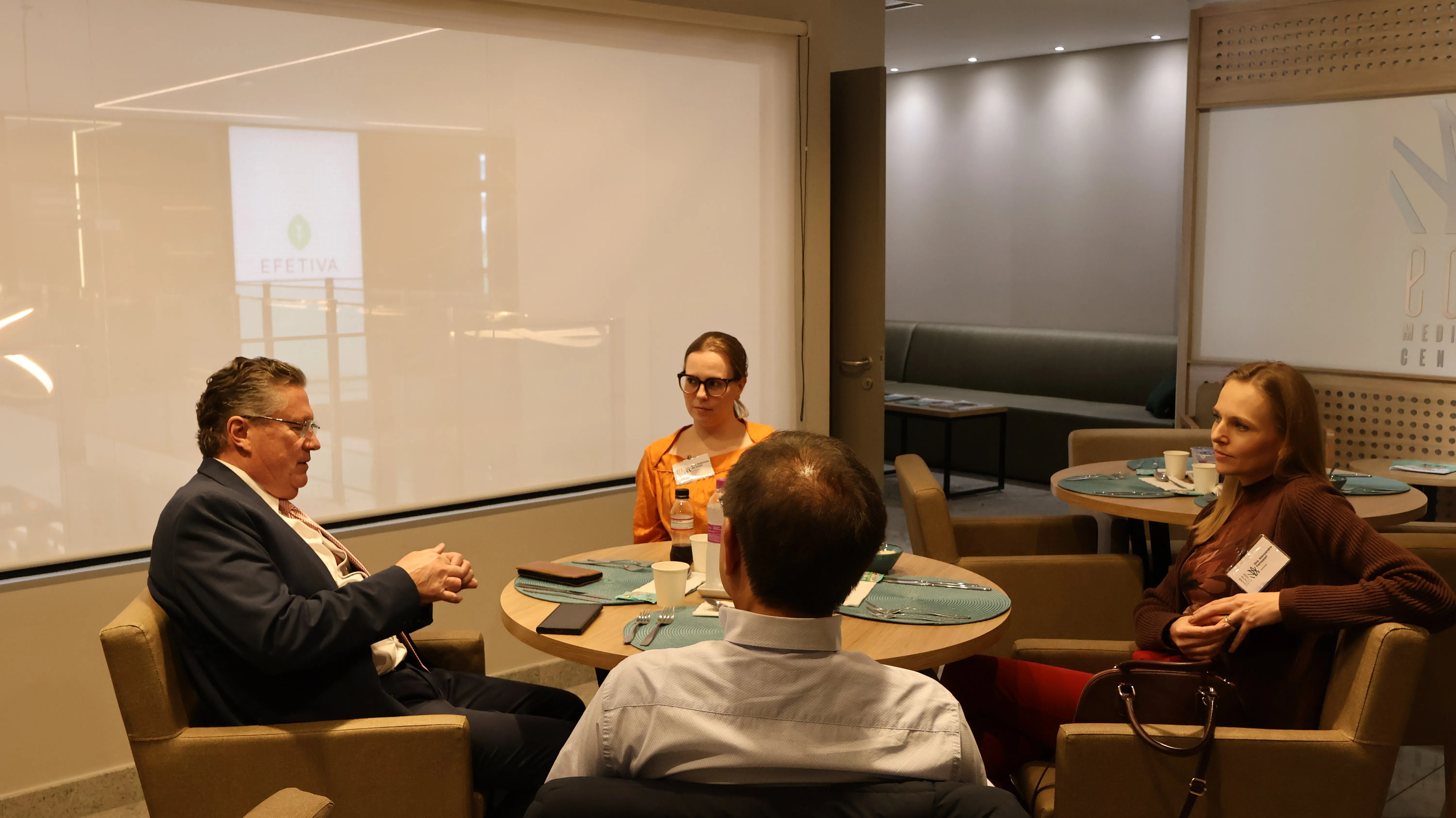 especialistas discutindo casos clínicos nos Almoços de Embaixadores