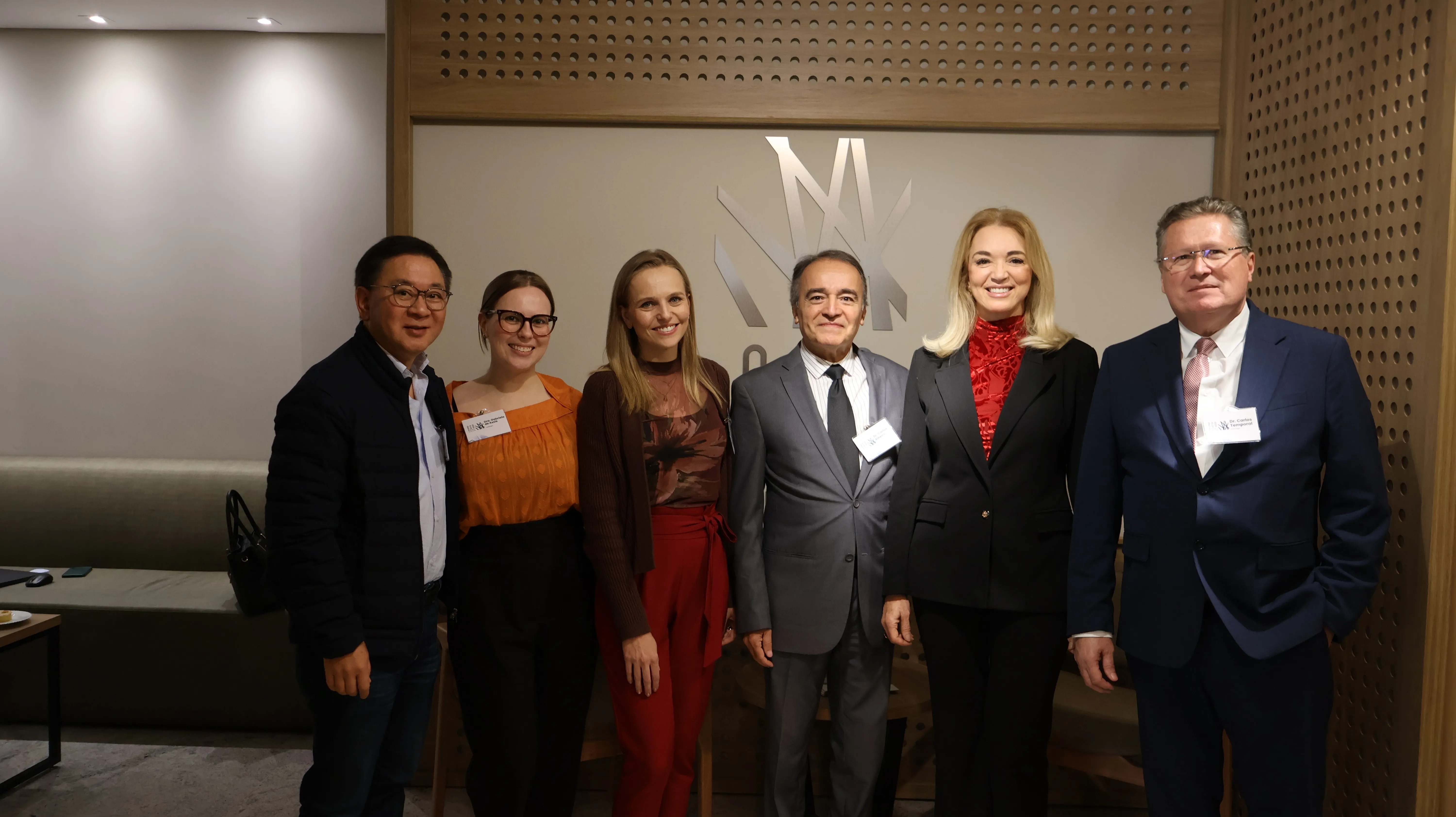 profissionais reunidos em integração científica no Eco Medical Center