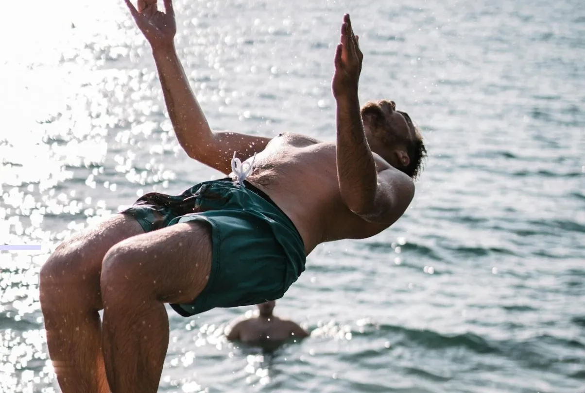 Mergulho em águas rasas: uma brincadeira de verão que pode custar caro à saúde