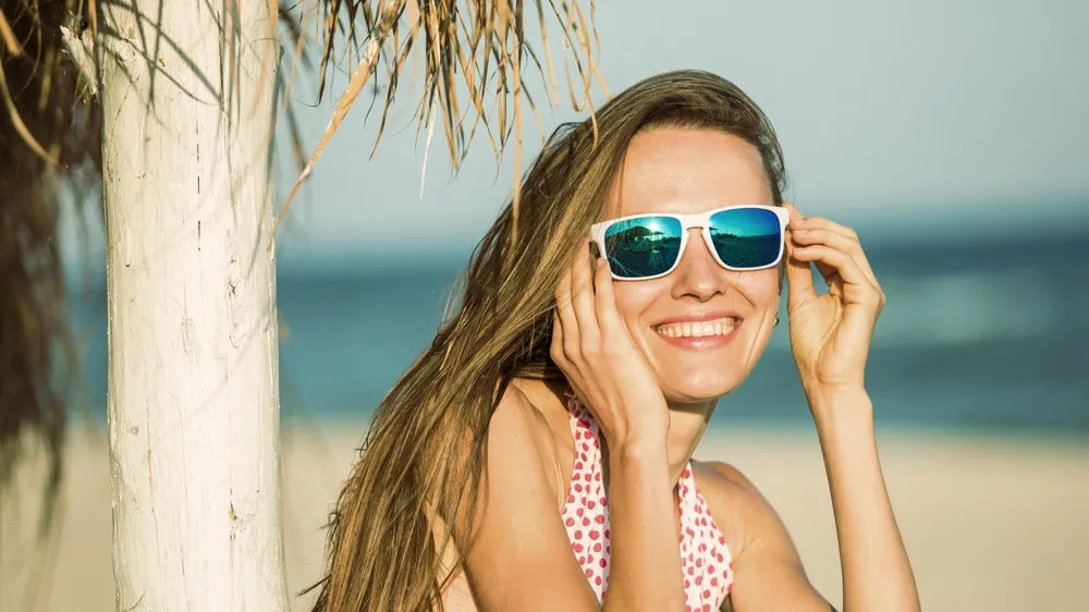 Cuidados com os olhos no verão: saiba como proteger a visão do sol, piscina e mar